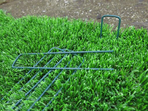 Imagen de Grapa metalica verde cesped artificial 3,5x17cm (10 u.)